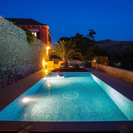 Luxury With A Swimming Pool Cibaca *