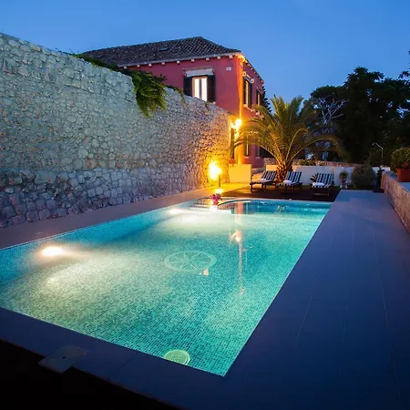 Luxury With A Swimming Pool Cibaca *